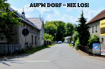 Eine Dorfstrasse mit Berliner Gebäuden