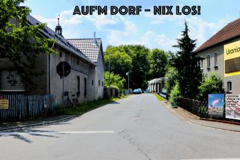 Eine Dorfstrasse mit Berliner Gebäuden 