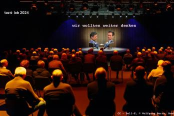 stilisierte Bühne mit Publikum davor