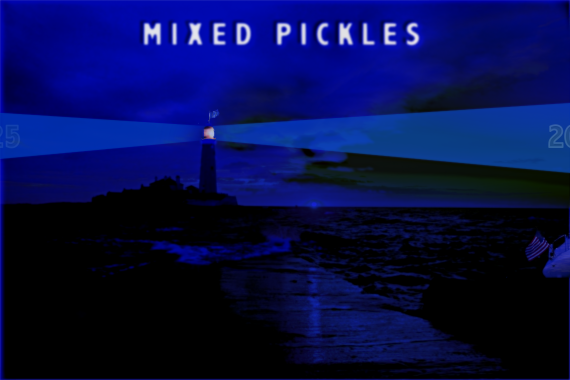 Ein Leuchtturm von See aus in dunkler Nacht