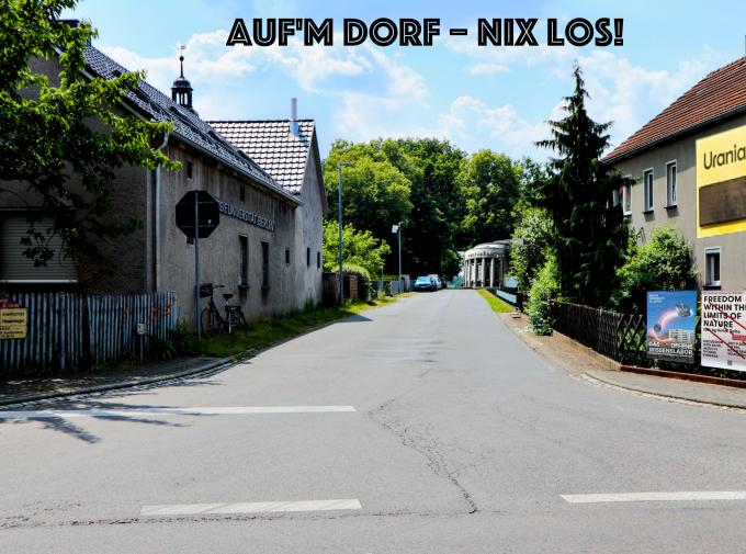 Eine Dorfstrasse mit Berliner Gebäuden