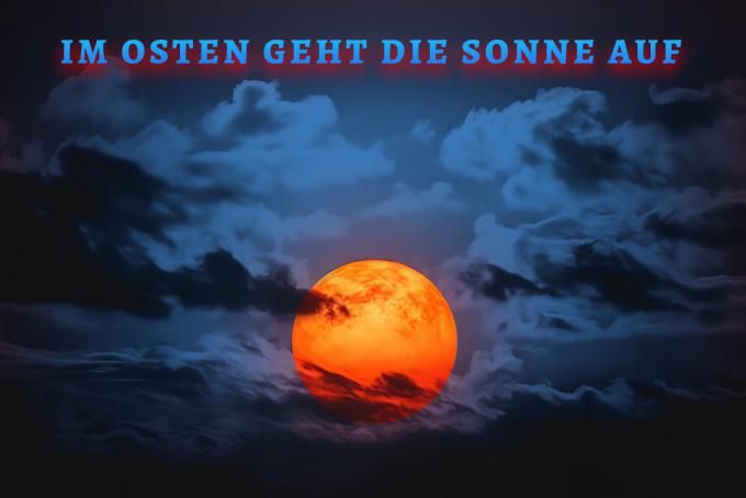 rote Sonne vor blauen Wolken